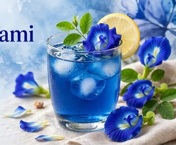 Segelas teh bunga telang biru dengan es dan irisan lemon